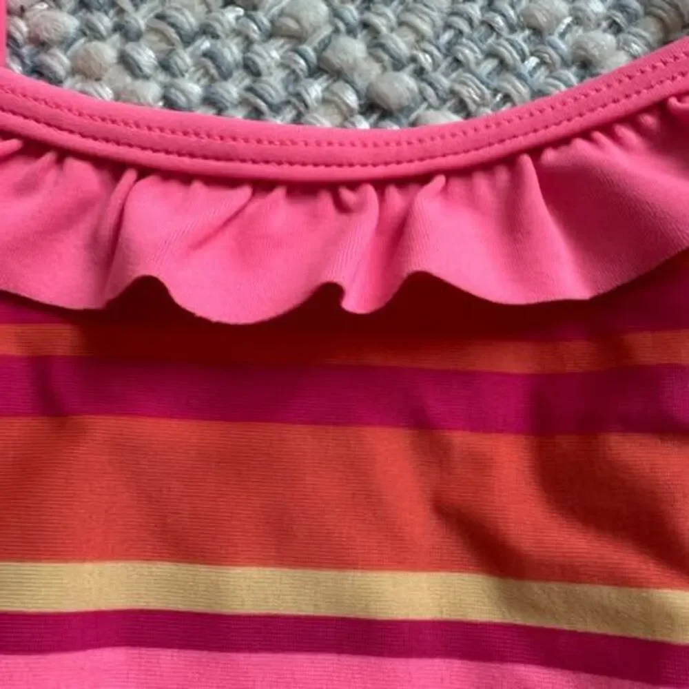 GapKids one piece bathing suit size S (6/7)